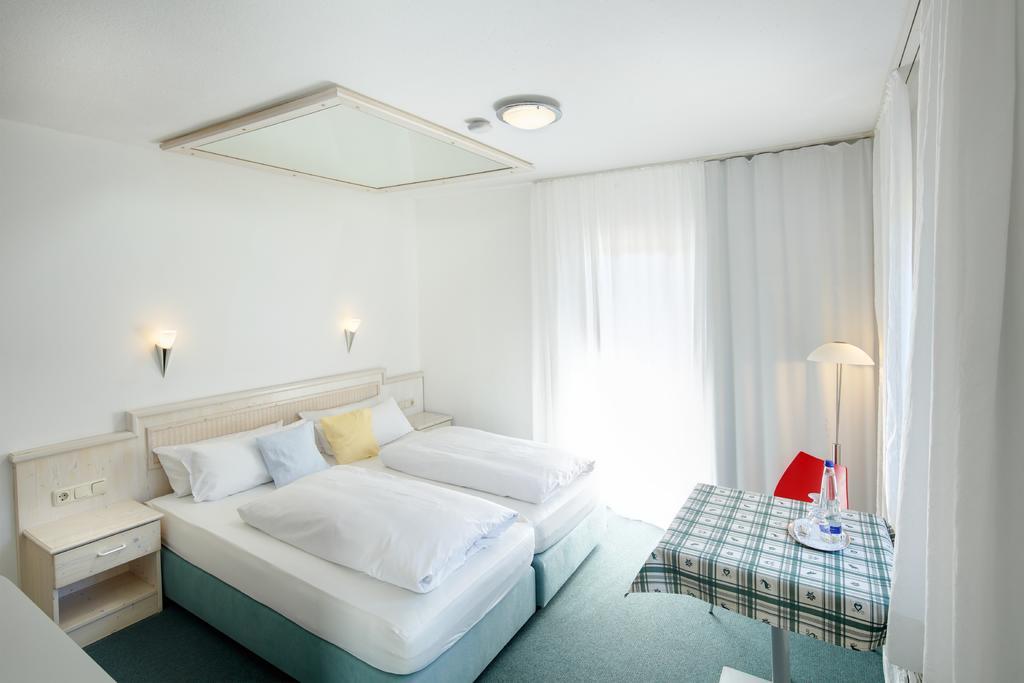 Hotel Kleiner Koenig Швангау Экстерьер фото